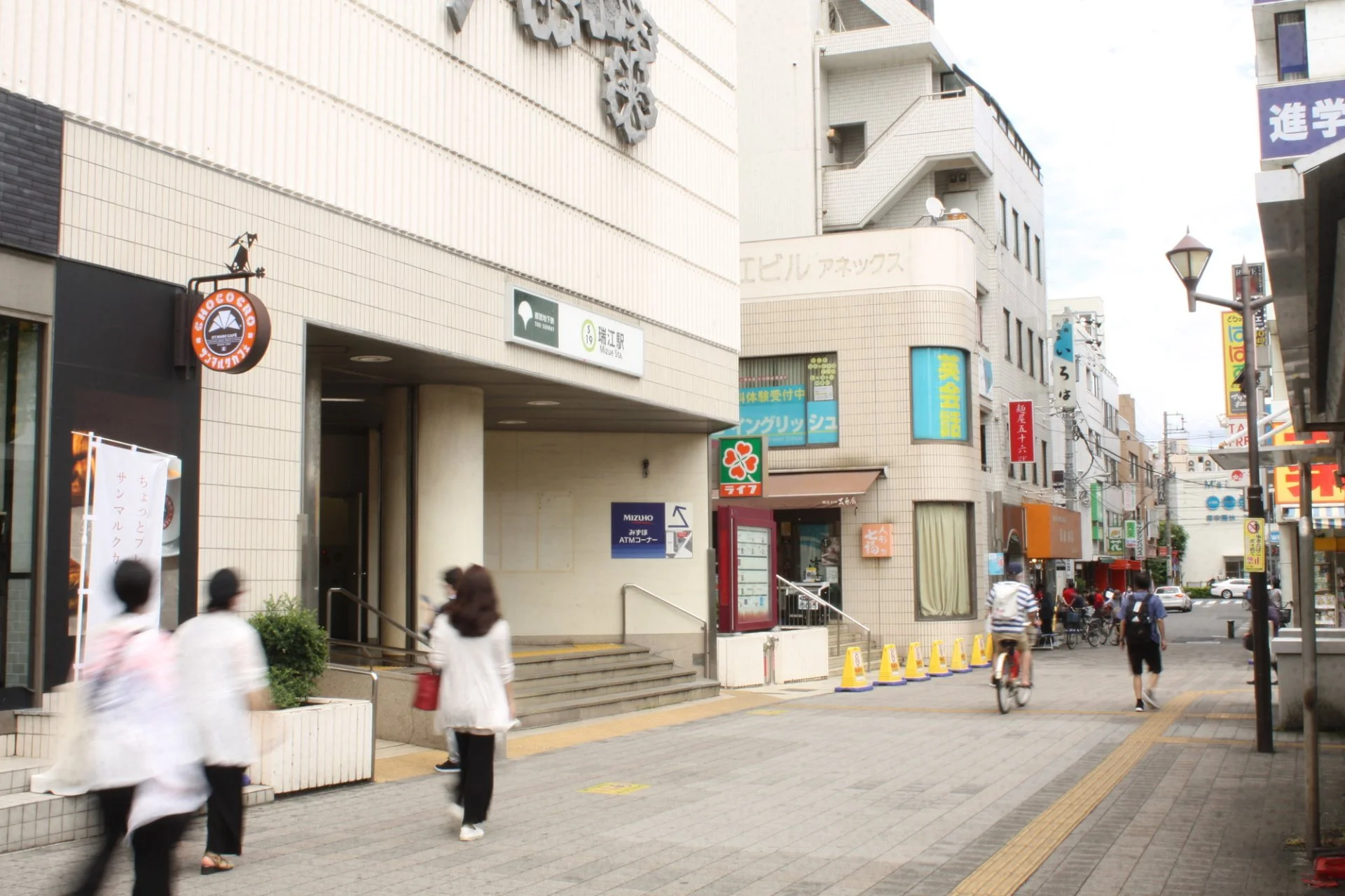駅から店舗へ向かう通り沿いの街並み